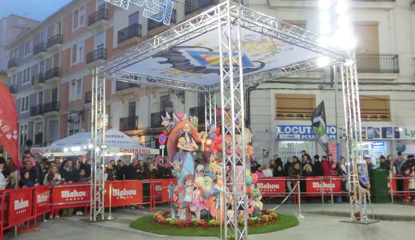 Stages and structures of truss invade the Valencia's streets in Fallas!