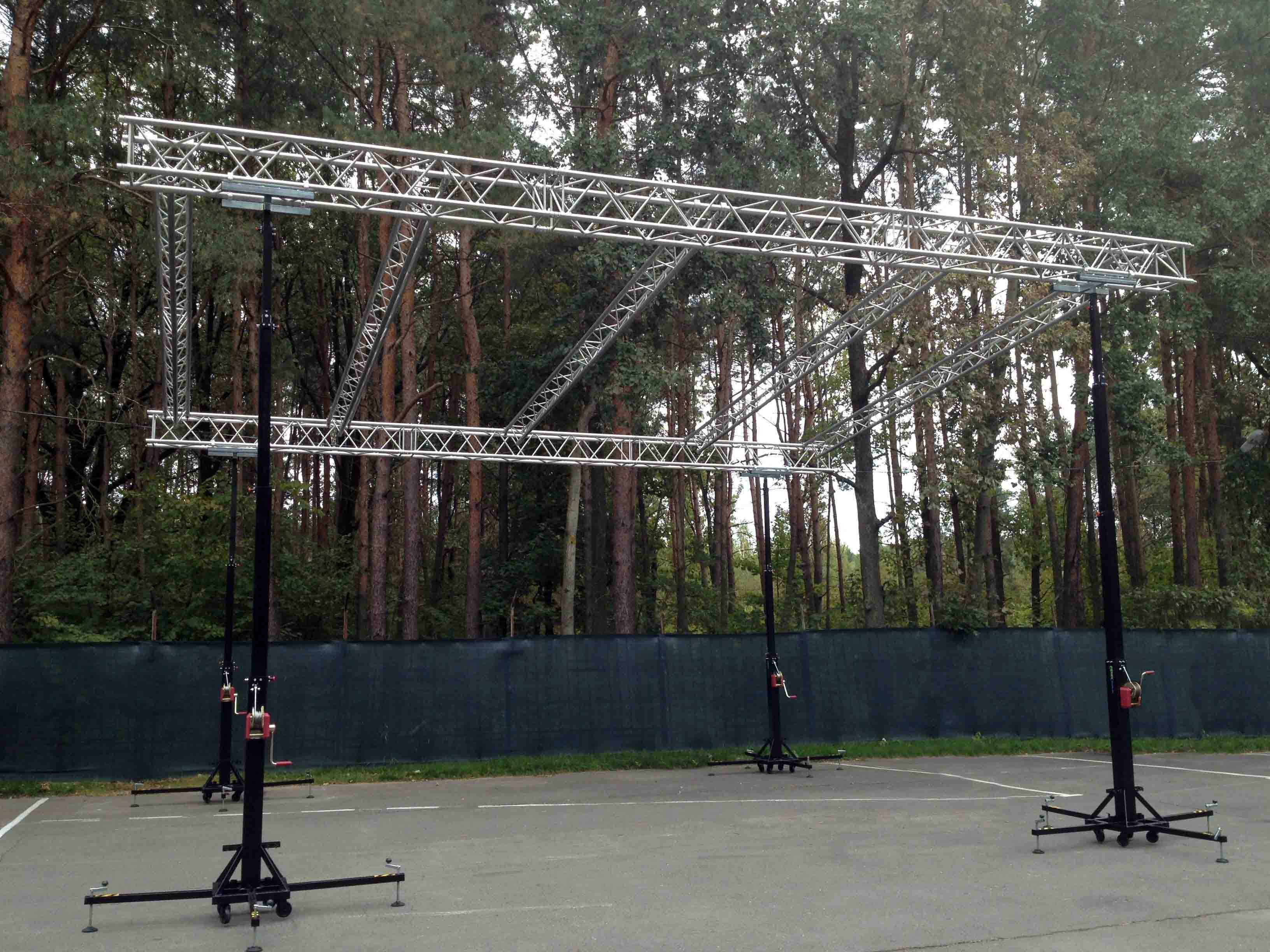 Truss structure with lifting towers @ Minsk (Belarus)